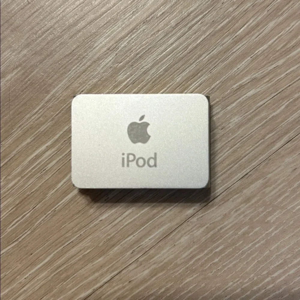 Apple iPod Shuffle 2nd Gen in Metallic Silver A1204